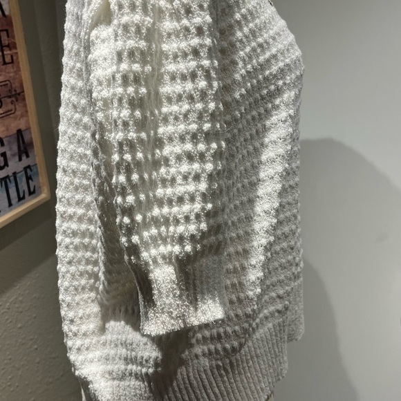 White Textured Knit Blouse with 3/4 Sleeves - Picture 9 of 12